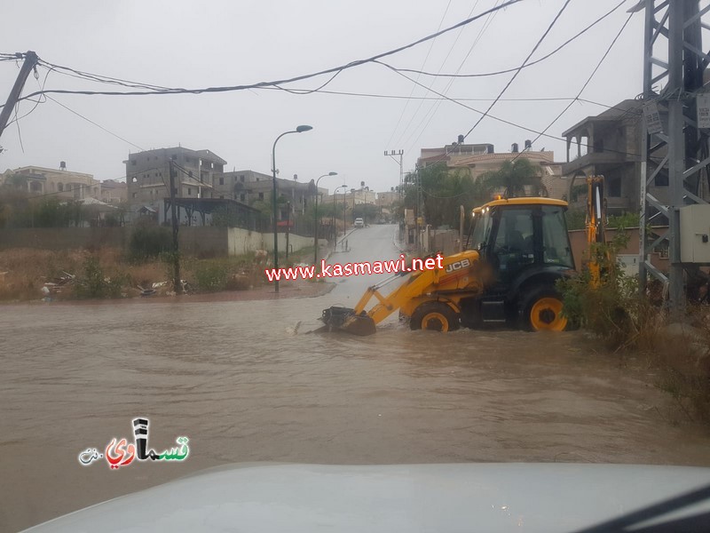 في هذه الأجواء الماطرة ... يكمل العطاء .. طواقم الصيانة ونادر ابو عقل في الميدان يلبون احتياجات الاهالي